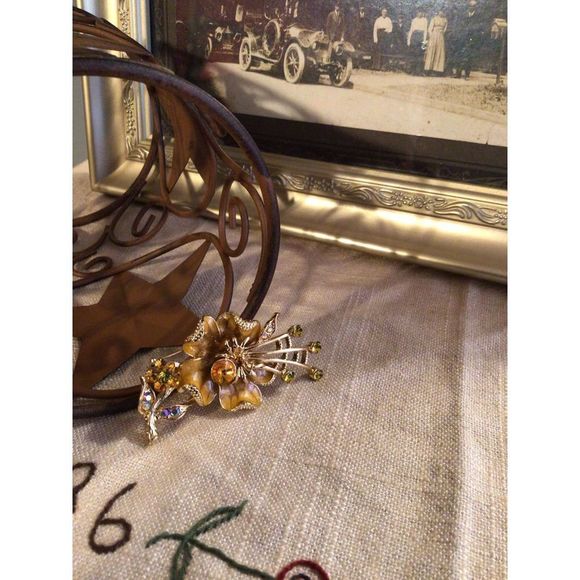 NWT Enameled Flower Brooch Pin Honey Beige & Carmel With Rhinestones BEAUTIFUL! - Picture 8 of 16